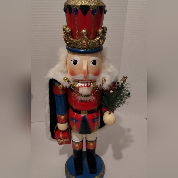 King Nutcracker With Cape Holding A Christmas Tree - Picture 6 of 16